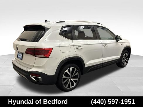 Used 2022 Volkswagen Taos SE w/ Panoramic Sunroof Package FWD image 5