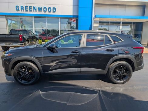 Used 2025 Chevrolet Trax ACTIV w/ Sunroof Package FWD image 2