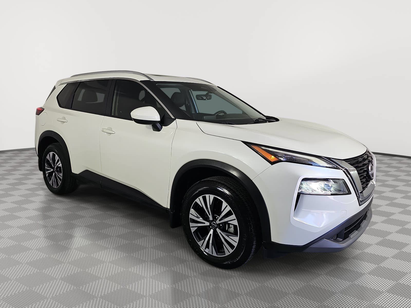 Used 2023 Nissan Rogue SV w/ SV Premium B Package FWD image 2