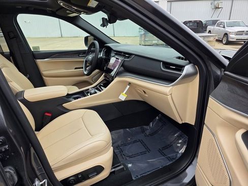 New 2025 Jeep Grand Cherokee Limited w/ Luxury Tech Group II image 19