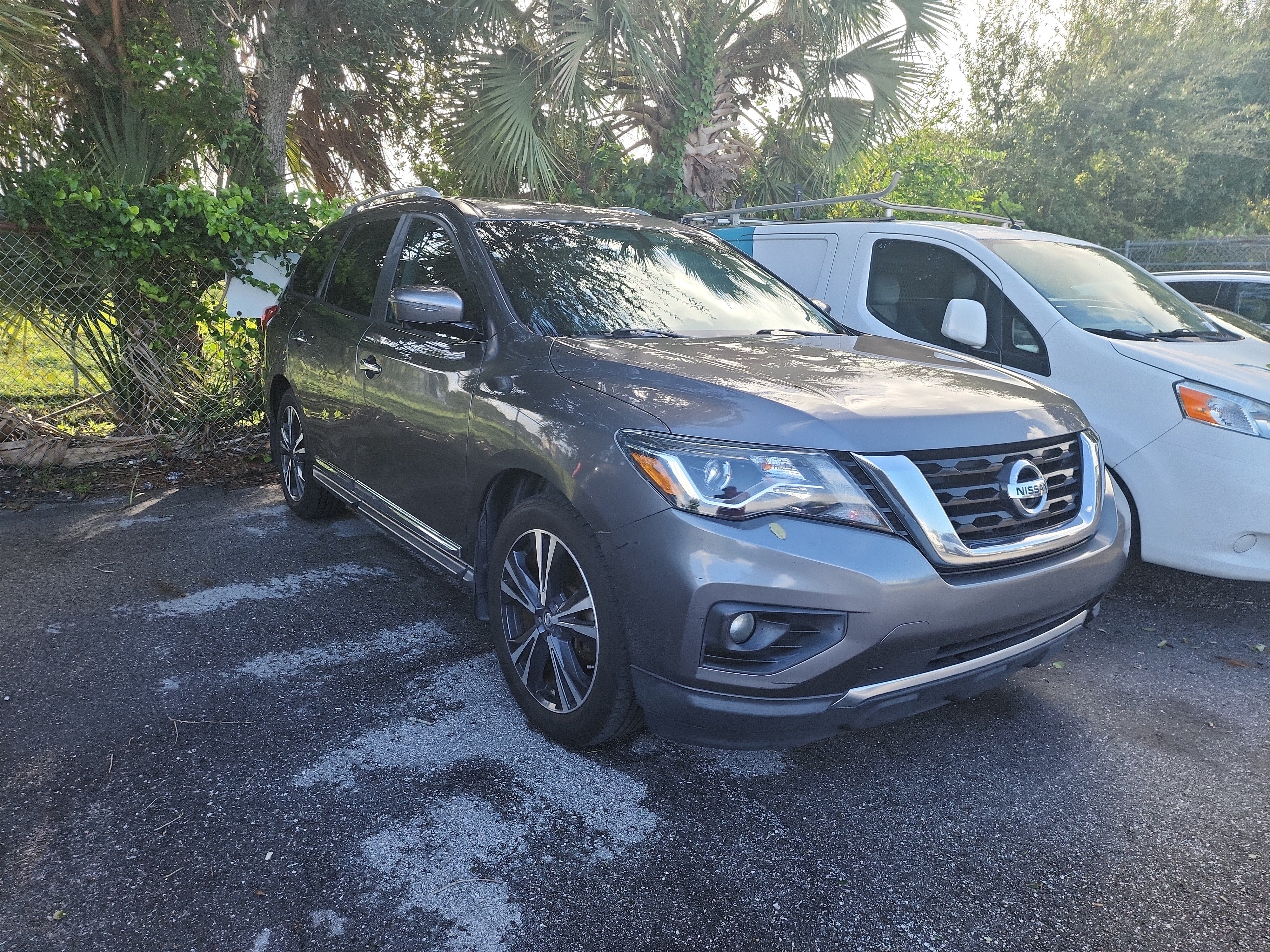 Used 2017 Nissan Pathfinder Platinum FWD image 3