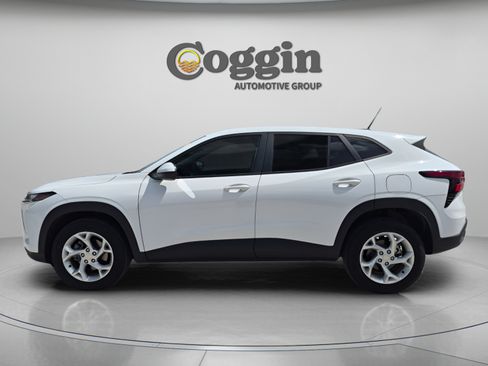 Used 2025 Chevrolet Trax LS w/ LS Convenience Package FWD image 3