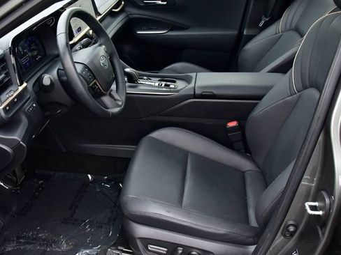 Used 2023 Toyota Crown Limited image 12