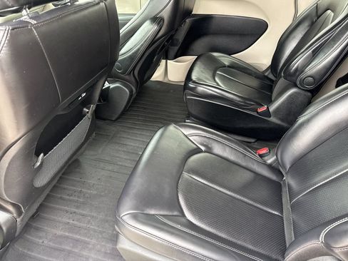 Used 2023 Chrysler Pacifica Touring-L FWD image 12