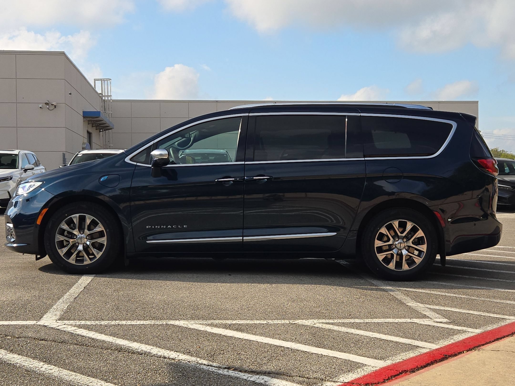 Used 2022 Chrysler Pacifica Pinnacle FWD image 6