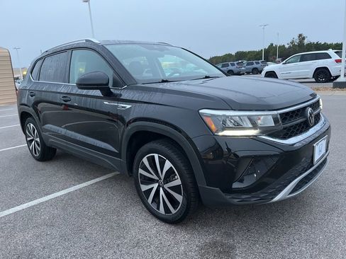 Used 2024 Volkswagen Taos SE image 3