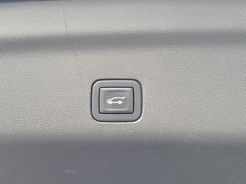 Used 2021 GMC Yukon Denali w/ Denali Premium Package image 18