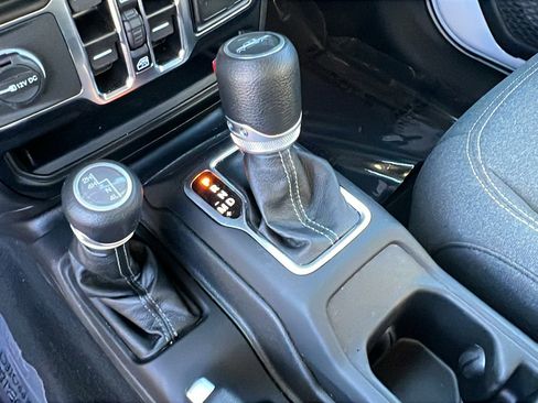 Used 2024 Jeep Gladiator Sport image 32