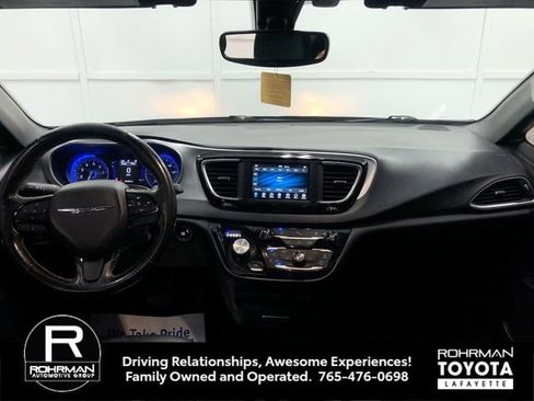 Used 2019 Chrysler Pacifica Touring-L w/ S Appearance Package FWD image 14