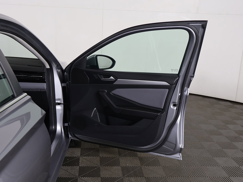 Used 2025 Volkswagen Jetta SE FWD image 18