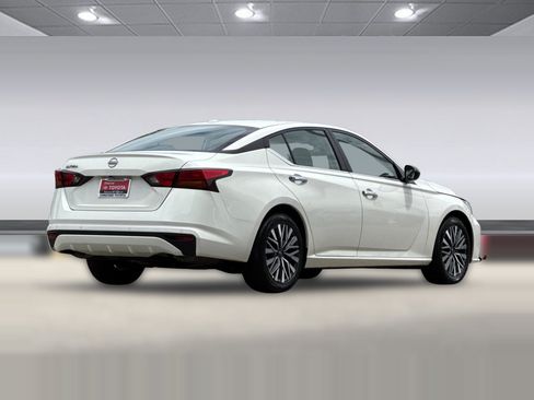 Used 2025 Nissan Altima 2.5 SV FWD image 9
