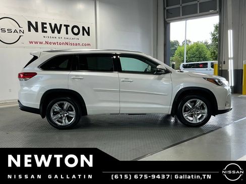 Used 2017 Toyota Highlander Limited FWD image 4