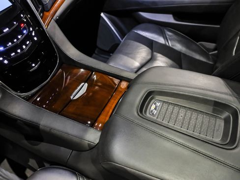 Used 2019 Cadillac Escalade ESV Luxury AWD/4WD image 25