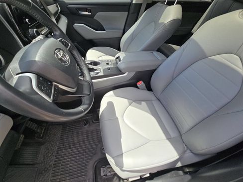 Used 2023 Toyota Highlander XLE FWD image 15