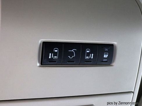 Used 2015 Chrysler Town & Country Touring FWD image 25