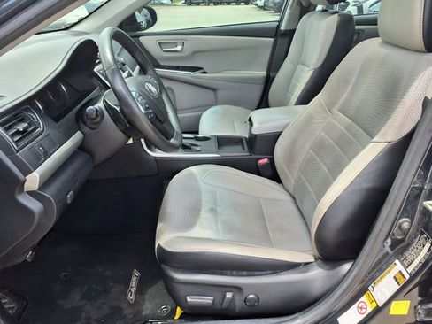 Used 2017 Toyota Camry SE w/ Moonroof Package FWD image 3