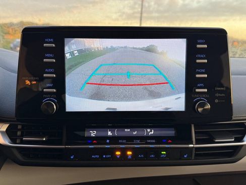 Used 2022 Toyota Sienna XLE FWD image 3