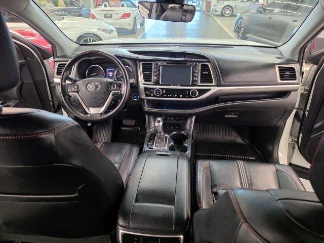 Used 2019 Toyota Highlander SE AWD/4WD image 15