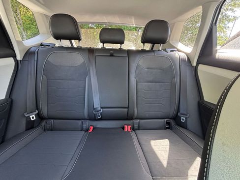 Used 2025 Volkswagen Taos SE AWD/4WD image 39