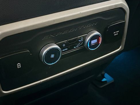 Used 2024 Ford Expedition XLT image 28