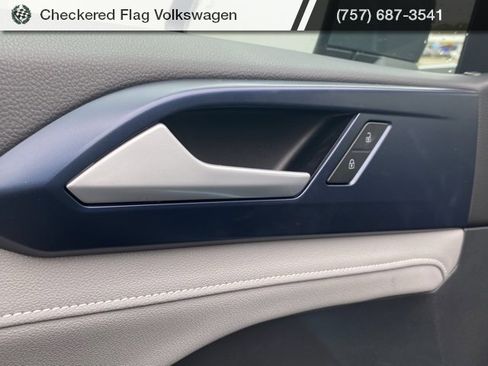 Used 2024 Volkswagen Taos SE image 16