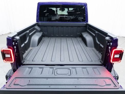 New 2026 Jeep Gladiator Rubicon w/ Steel Power Dome Hood Package AWD/4WD image 8