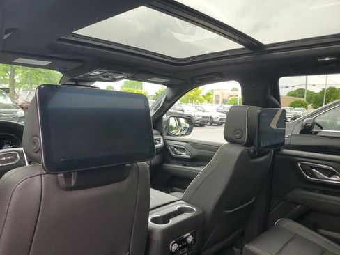 Certified 2023 GMC Yukon SLT w/ SLT Luxury Package AWD/4WD image 11
