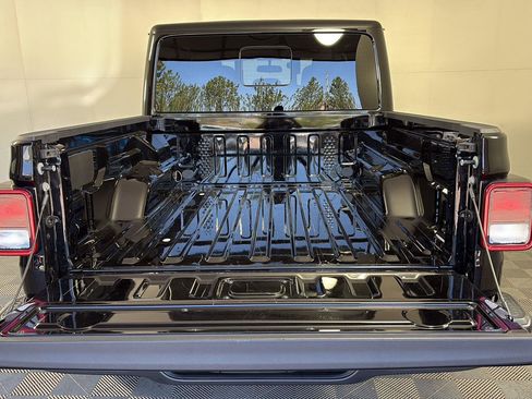 Used 2025 Jeep Gladiator Sport AWD/4WD image 8
