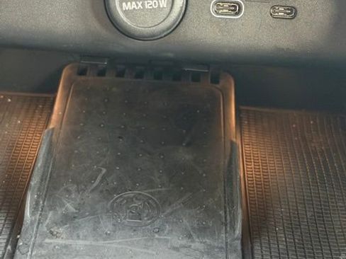 Used 2023 Volvo XC40 Recharge Ultimate w/ Protection Package Premier image 17