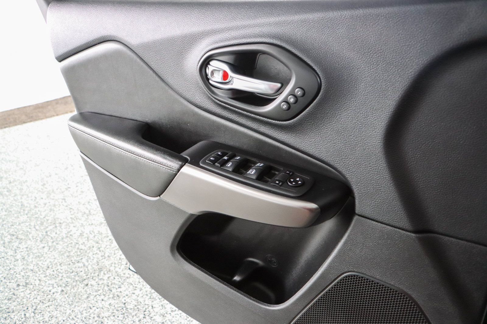 Used 2022 Jeep Cherokee Limited AWD/4WD image 22