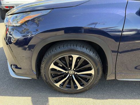 Used 2022 Toyota Highlander XSE FWD image 19