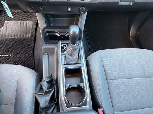 Used 2017 Toyota Tacoma SR5 image 17