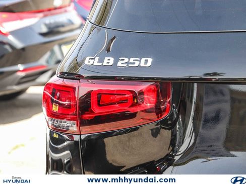 Used 2022 Mercedes-Benz GLB 250 w/ Premium Package Lite image 5