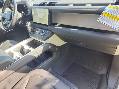 Used 2025 Land Rover Defender 110 S image 26