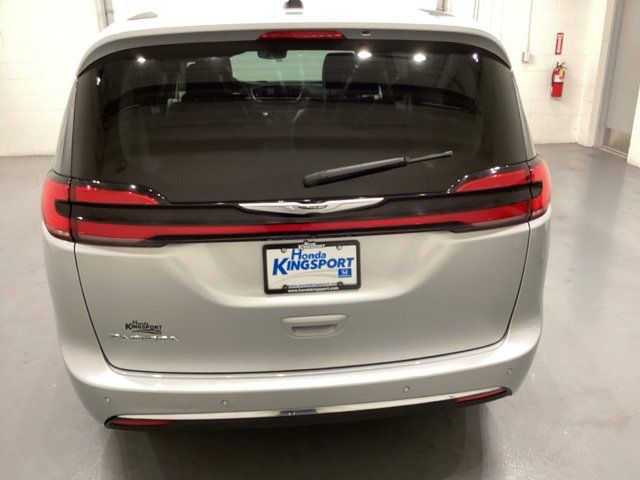 Used 2023 Chrysler Pacifica Touring-L FWD image 8