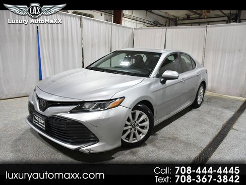 Used 2018 Toyota Camry LE FWD image 1