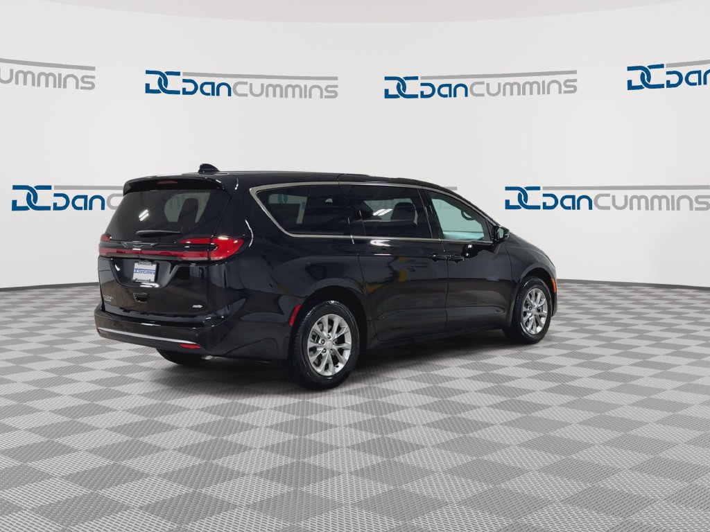 New 2027 Chrysler Pacifica Select w/ Family Tech Group AWD/4WD image 9