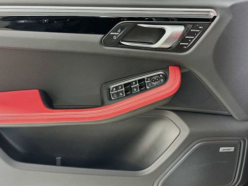 Certified 2021 Porsche Macan AWD/4WD image 11