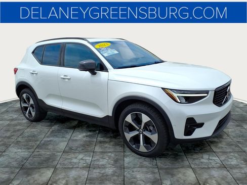 Used 2023 Volvo XC40 B5 Plus w/ Driver Assist Package AWD/4WD image 1