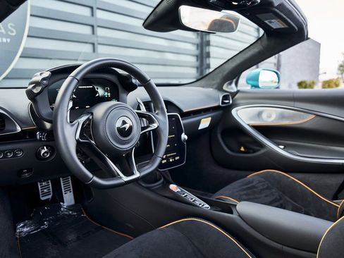 Used 2025 McLaren Artura Spider RWD image 2