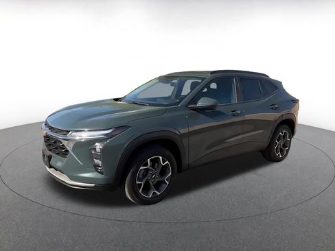 Used 2025 Chevrolet Trax LT w/ LT Convenience Package FWD image 8