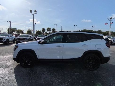 Used 2024 GMC Terrain SLT w/ Tech Package FWD image 7