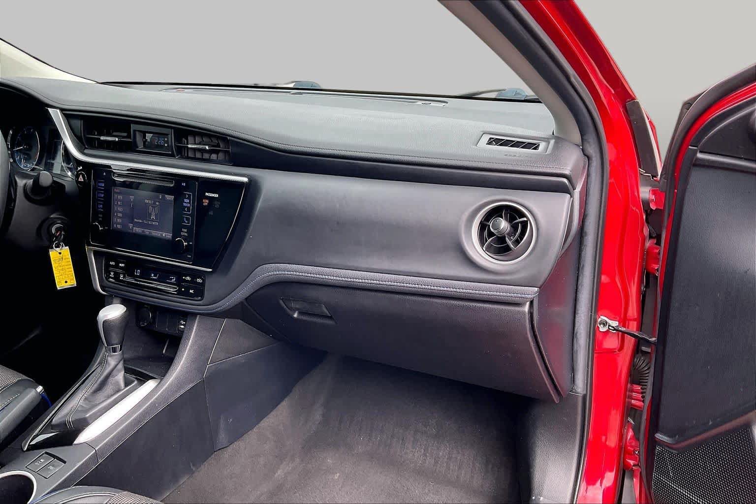 Used 2017 Toyota Corolla SE w/ Carpet Mat Package (TMS) FWD image 17