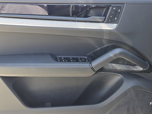Certified 2025 Porsche Cayenne Coupe image 22