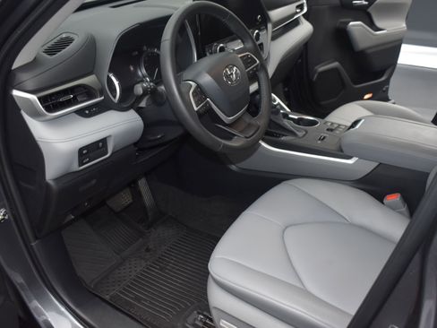 Used 2023 Toyota Highlander XLE FWD image 9