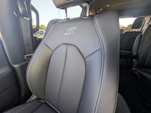 New 2026 Chrysler Pacifica Select w/ S Appearance Package image 12