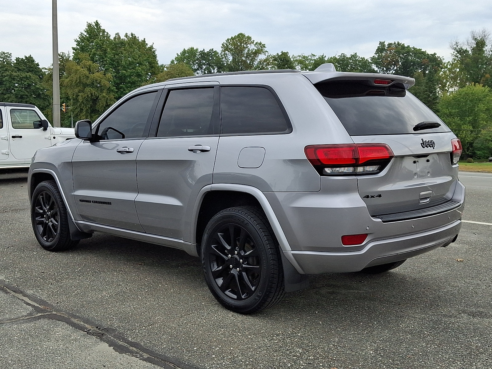 Used 2018 Jeep Grand Cherokee Altitude AWD/4WD image 4