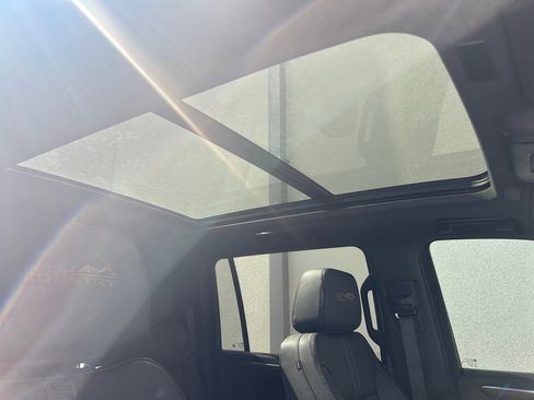 Used 2025 Chevrolet Suburban High Country image 14