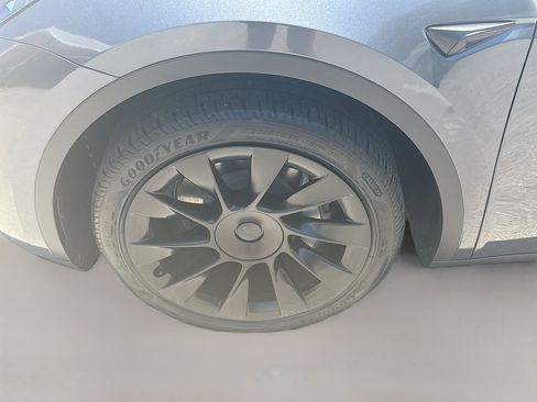 Used 2023 Tesla Model Y 2WD image 37