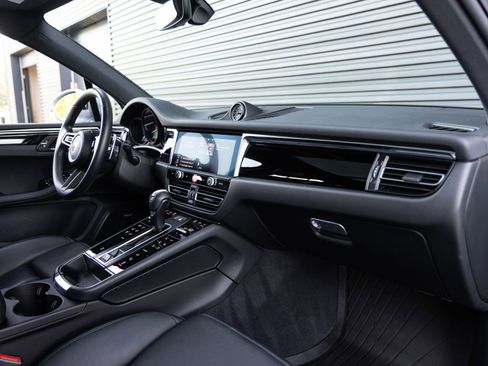 Certified 2025 Porsche Macan AWD/4WD image 35